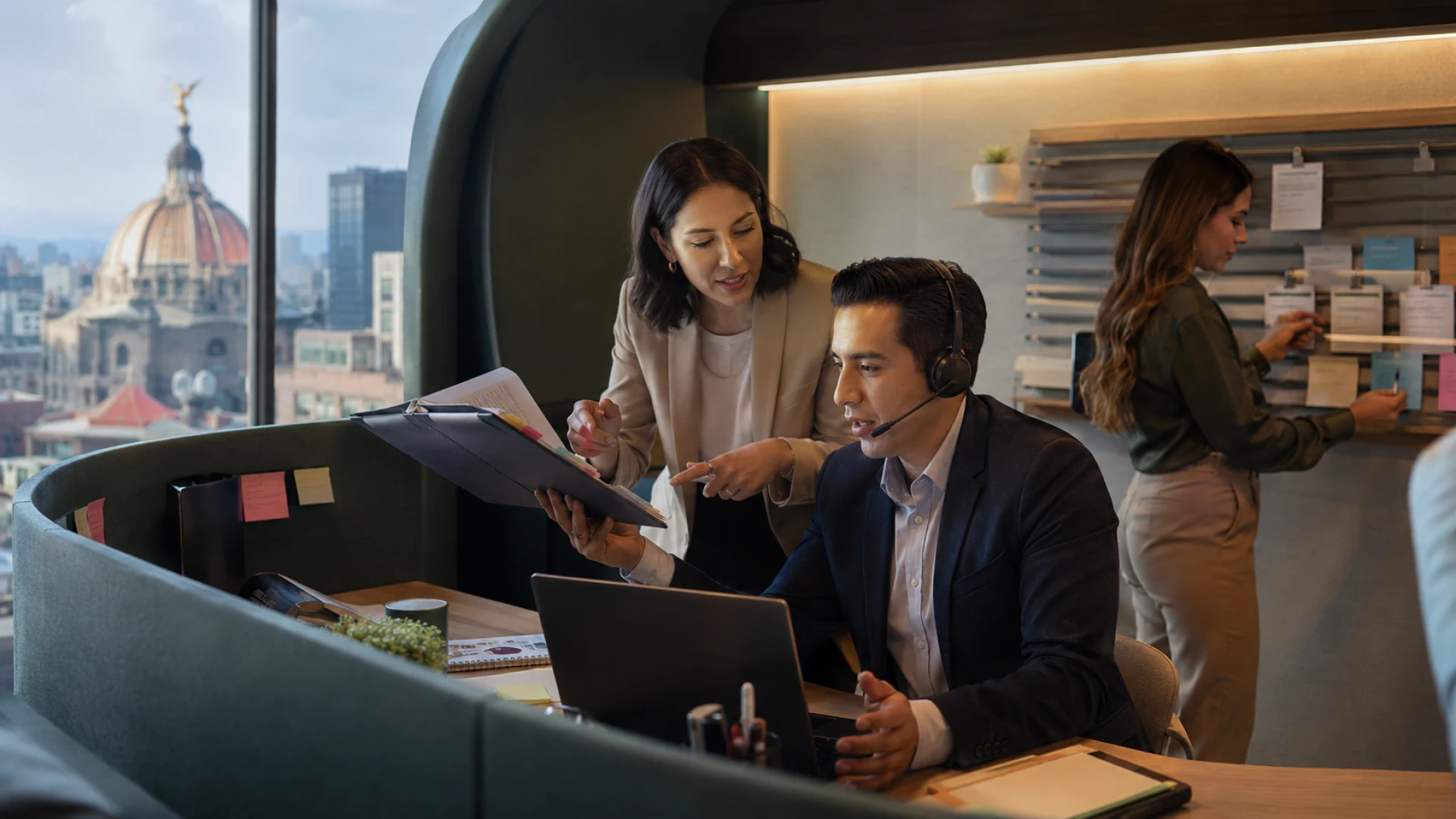 Sales enablement para equipos consultivos en Latinoamérica: cómo alinear mensajes, proceso y seguimiento comercial