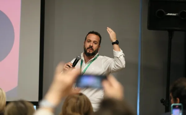 Javier Eskenazi durante una charla sobre networking y ventas relacionales.