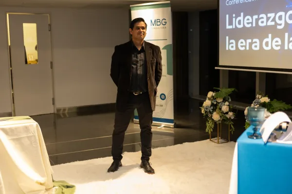 Marcelo Machuca durante charla ejecutiva sobre liderazgo y desarrollo humano.