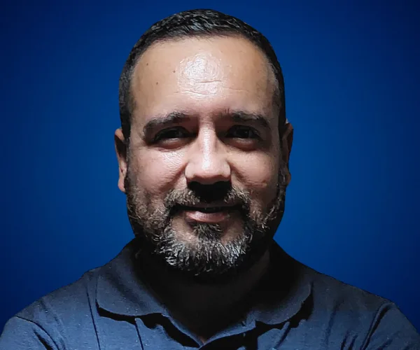 Óscar Alarcón — Conferencista de Resiliencia
