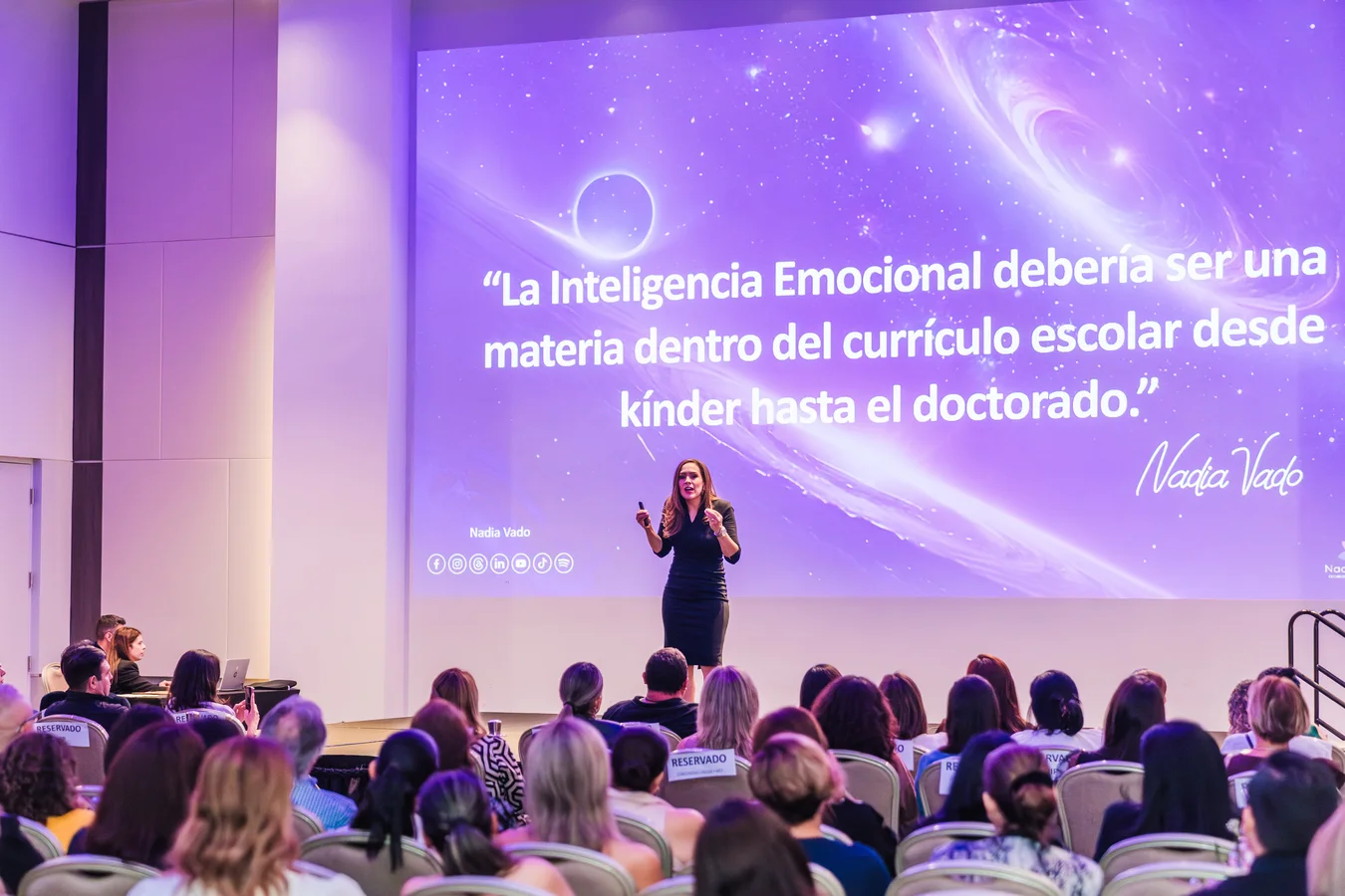 Nadia Vado en una conferencia sobre inteligencia emocional