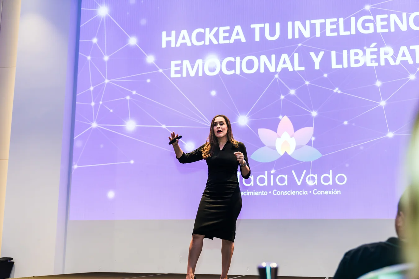 Nadia Vado impartiendo Hackea tu Inteligencia Emocional