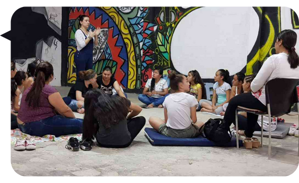 Natalia Echeverri Henao liderando un taller de bienestar emocional.
