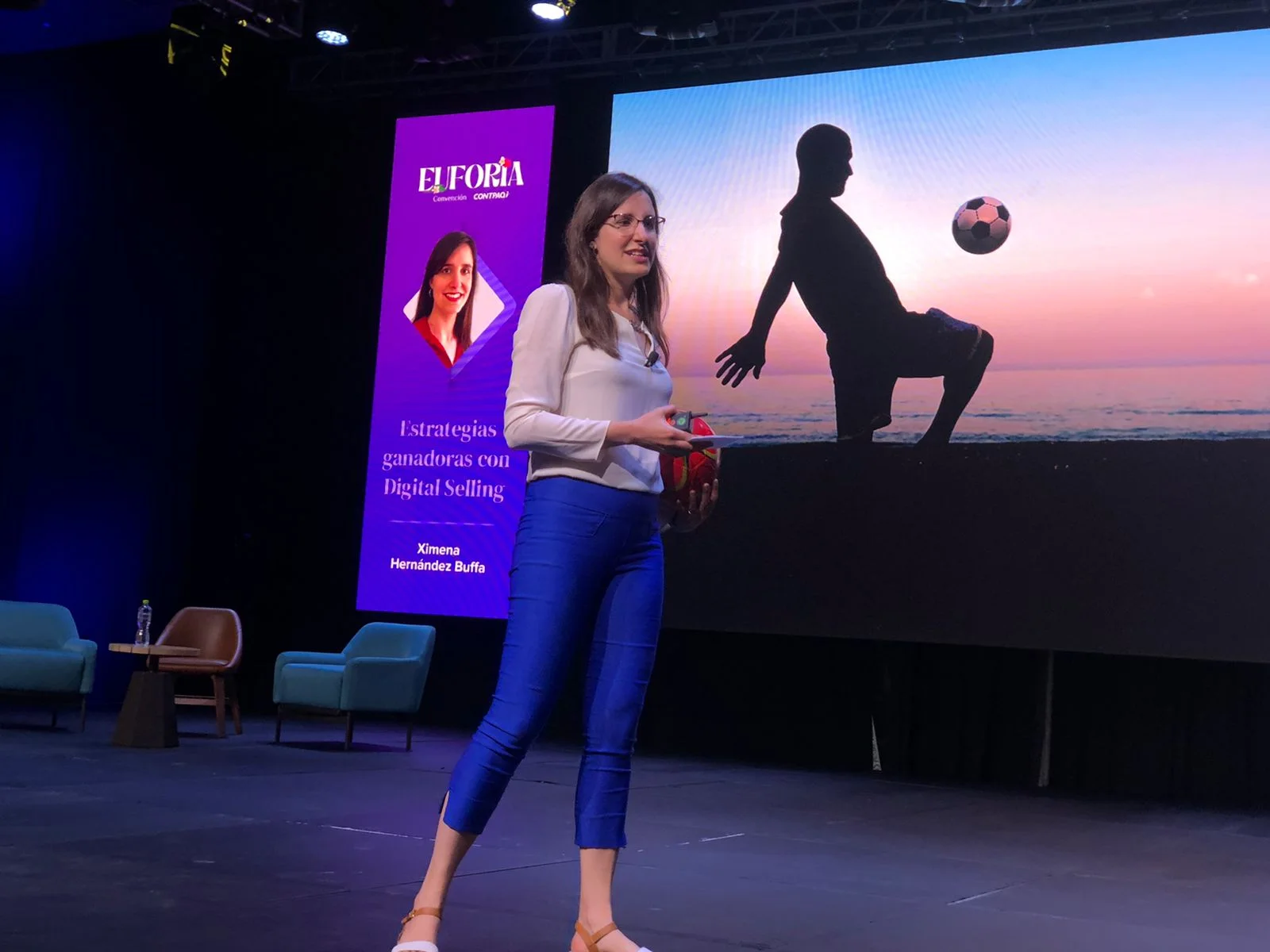 Ximena Hernández Buffa usando la analogía del fútbol en escenario