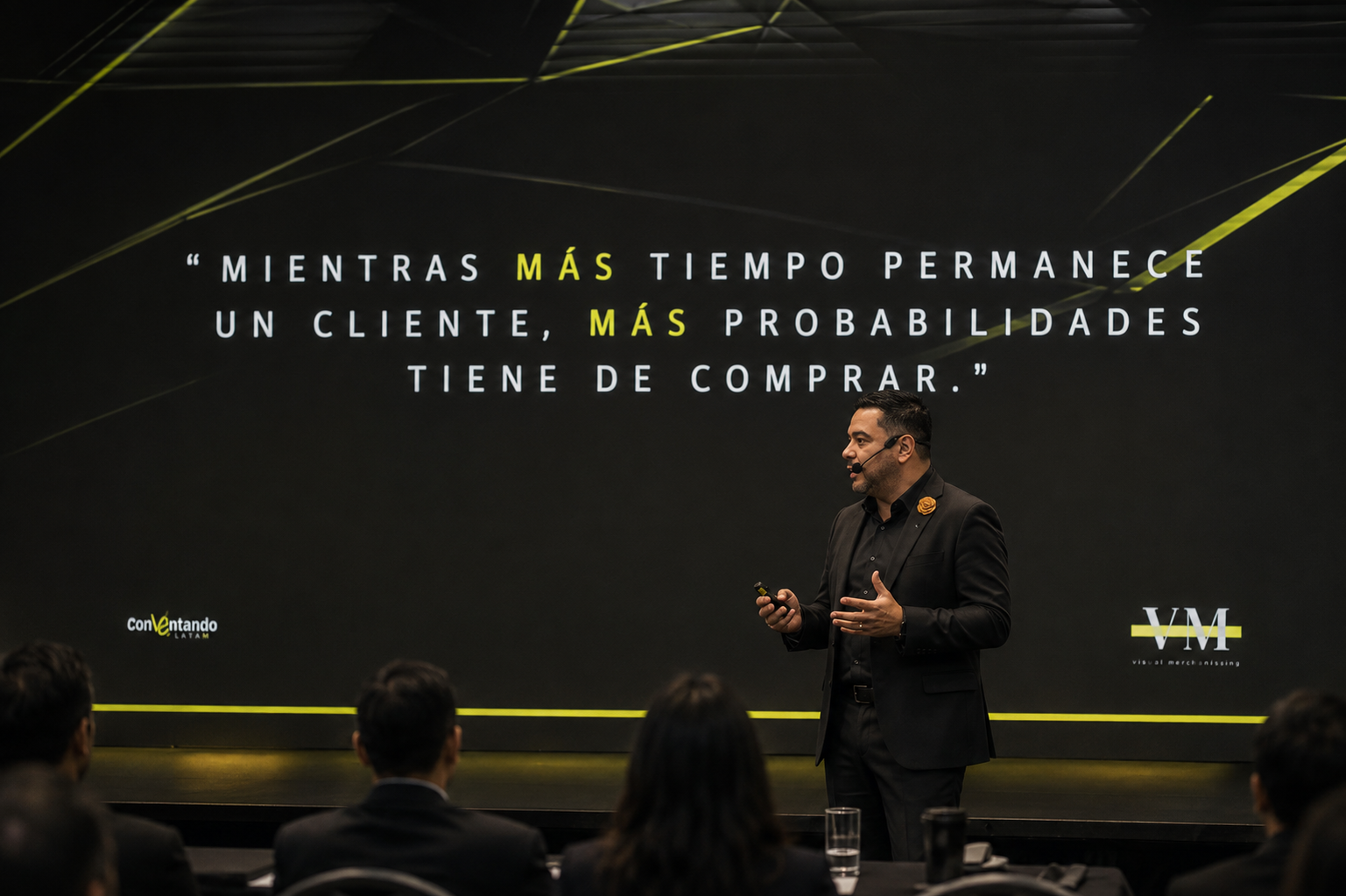 Javier Vergara impartiendo una conferencia sobre estrategia comercial y experiencia de compra