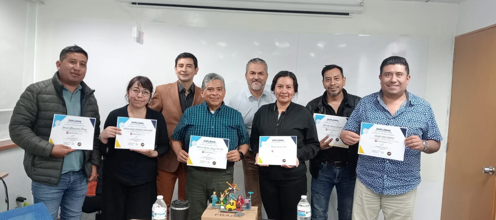 Javier Cornejo Díaz González con participantes al cierre de un taller