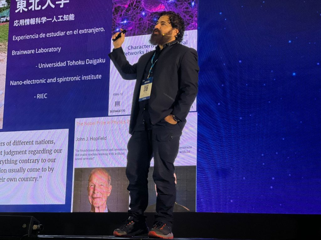 Ali Lemus en escenario hablando de inteligencia artificial