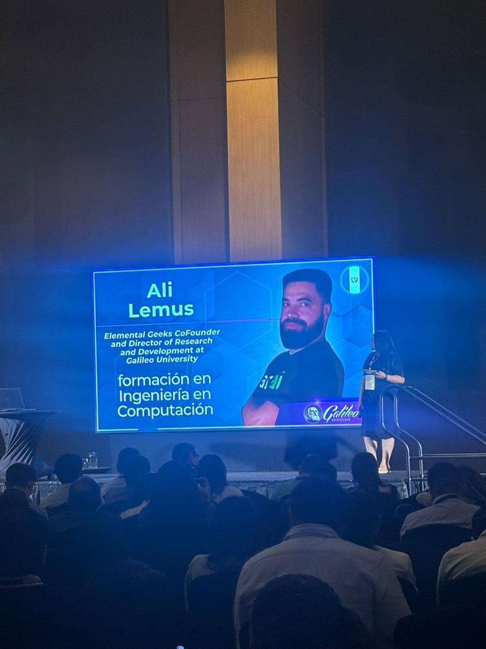 Ali Lemus durante keynote en Galileo University