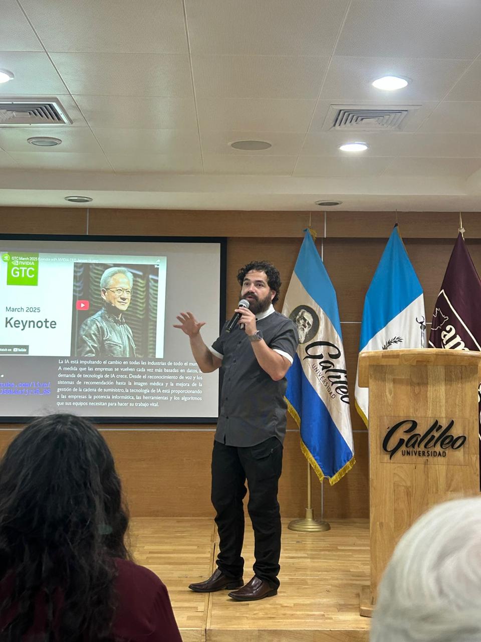 Ali Lemus presentando posgrado en inteligencia artificial