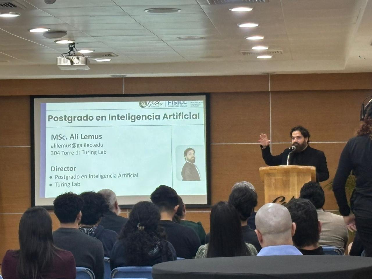 Ali Lemus en presentación institucional sobre tecnología