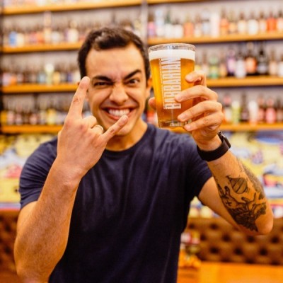 Ignacio Schwalb levantando un vaso de cerveza Barbarian