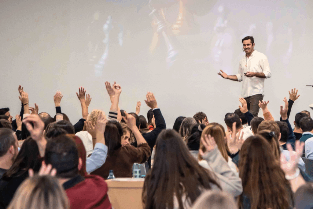 Ferran Tort ofrece una charla frente a un público masivo en un gran evento en Barcelona.