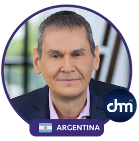 Fotografía de Daniel Colombo, conferencista de Argentina, con expresión serena y profesional, vistiendo saco azul y camisa clara, enmarcado con el logotipo de chm.