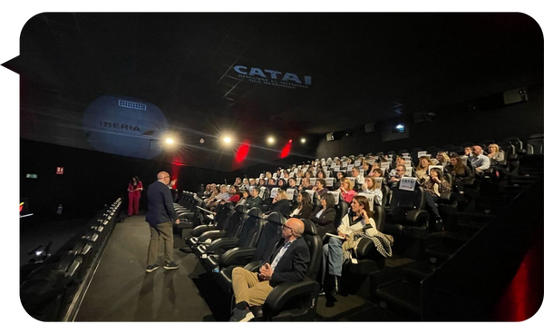 Diego Antoñanzas hablando ante una audiencia en una sala de cine durante un evento organizado por Catai.