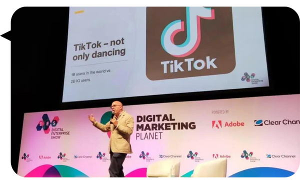 Diego Antoñanzas presentando sobre el impacto de TikTok en el Digital Enterprise Show, destacando su relevancia más allá del baile.