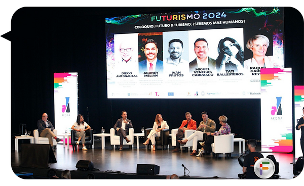 Diego Antoñanzas participando en un panel de discusión sobre el futuro del turismo en el evento Futurismo 2024, junto a otros expertos.