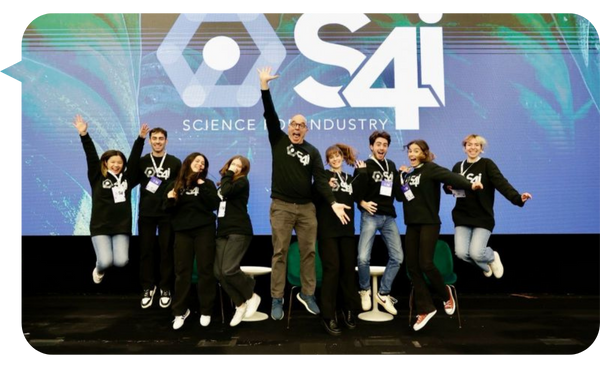 Un grupo de personas, incluida Diego Antoñanzas, saltando de manera entusiasta en el escenario durante un evento de Science 4 Industry (S4I).