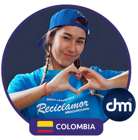 Marce la Recicladora, influencer colombiana del medio ambiente, con camiseta azul y gesto de corazón.