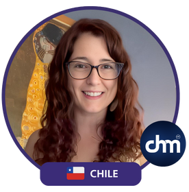 Fotografía de Mónica López, sonriente, con cabello castaño ondulado y gafas, frente a un fondo artístico con tonos dorados.