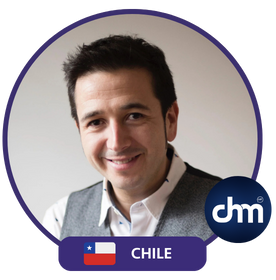 Fotografía de Rodrigo Saa, conferencista chileno, con expresión cercana y amigable, luciendo camisa blanca y chaleco gris, sobre fondo claro, con el logotipo de CHM de Charlas Motivacionales Latinoamérica.