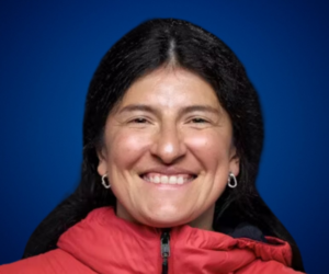 Carla Pérez ha desafiado los límites del montañismo y la resistencia humana, convirtiéndose en la primera mujer latinoamericana en escalar el Everest sin oxígeno suplementario. Su historia de esfuerzo, determinación y pasión por la montaña la ha llevado a compartir su experiencia a través de conferencias motivacionales que inspiran a enfrentar cualquier reto.