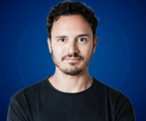 Borja Castelar, conferencista internacional, con mirada segura y fondo azul profesional.