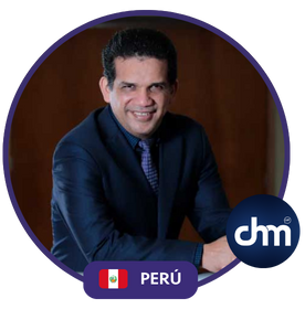 Fotografía de Jaime Montenegro, con traje azul oscuro y corbata morada, posando con una sonrisa confiada frente a un fondo marrón, acompañado del distintivo de Perú y el logotipo de CHM.