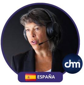 Lina De Giglio impartiendo una conferencia virtual sobre liderazgo transformacional y bienestar laboral.