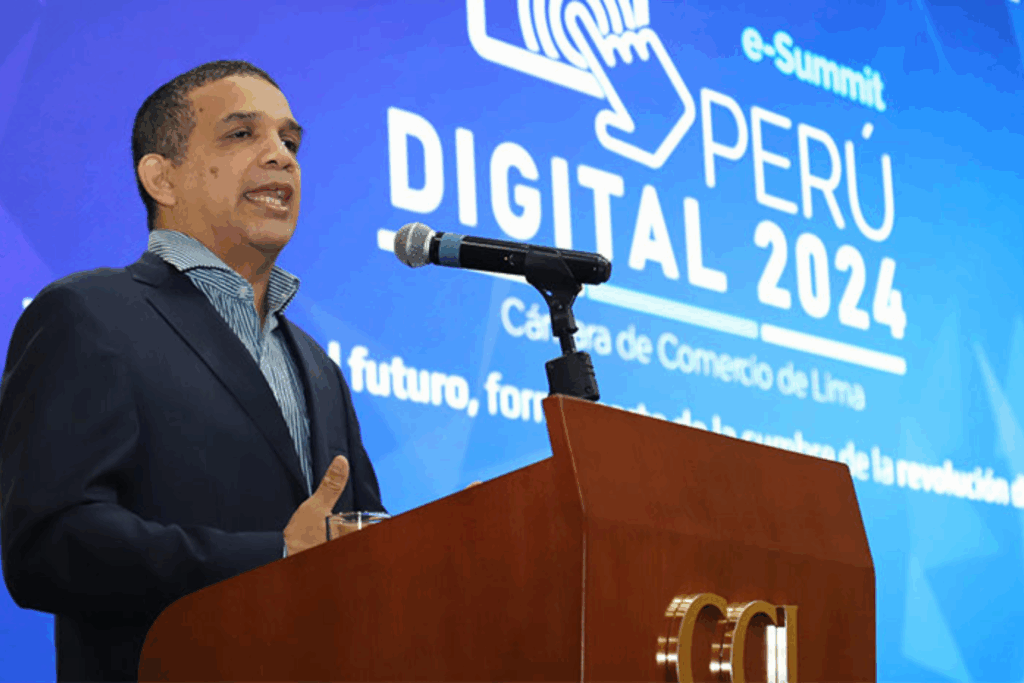 Fotografía de Jaime Montenegro durante su ponencia en el e-Summit Perú Digital 2024, en la Cámara de Comercio de Lima, hablando desde el podio frente a una pantalla azul con el logo del evento.