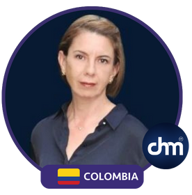 etrato de Nina Valderrama con el logotipo de Charlas Motivacionales Latinoamérica y la bandera de Colombia.