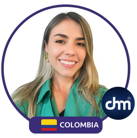 Retrato circular de Yvonne Melina con camisa verde y sonrisa cálida, junto a la bandera de Colombia y el logotipo de Charlas Motivacionales.
