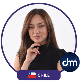 Bárbara Contreras sonriente con cabello castaño, vestida de negro, en un círculo púrpura con logo CHM y bandera de Chile