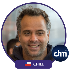 Fernando González sonriendo durante un evento, imagen destacada como conferencista chileno en liderazgo y superación.