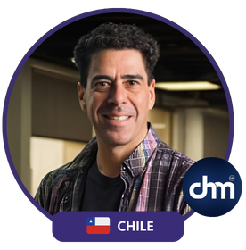 Fotografía de Gabriel Gurovich, conferencista de Chile, posando con una expresión amigable y vistiendo camisa a cuadros en un entorno profesional, enmarcado con el logotipo de chm.