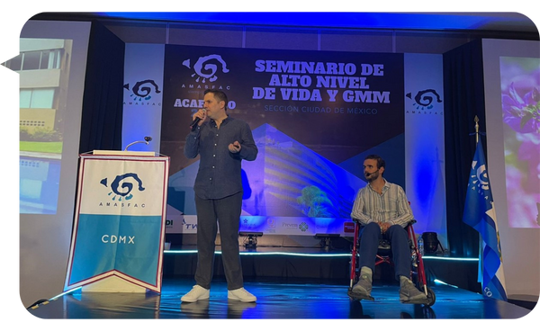 Kike y Gino en el escenario durante el Seminario de Alto Nivel de Vida y GMM en CDMX.