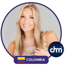 Luz Amparo Álvarez con fondo claro, bandera de Colombia y logo de Charlas Motivacionales.