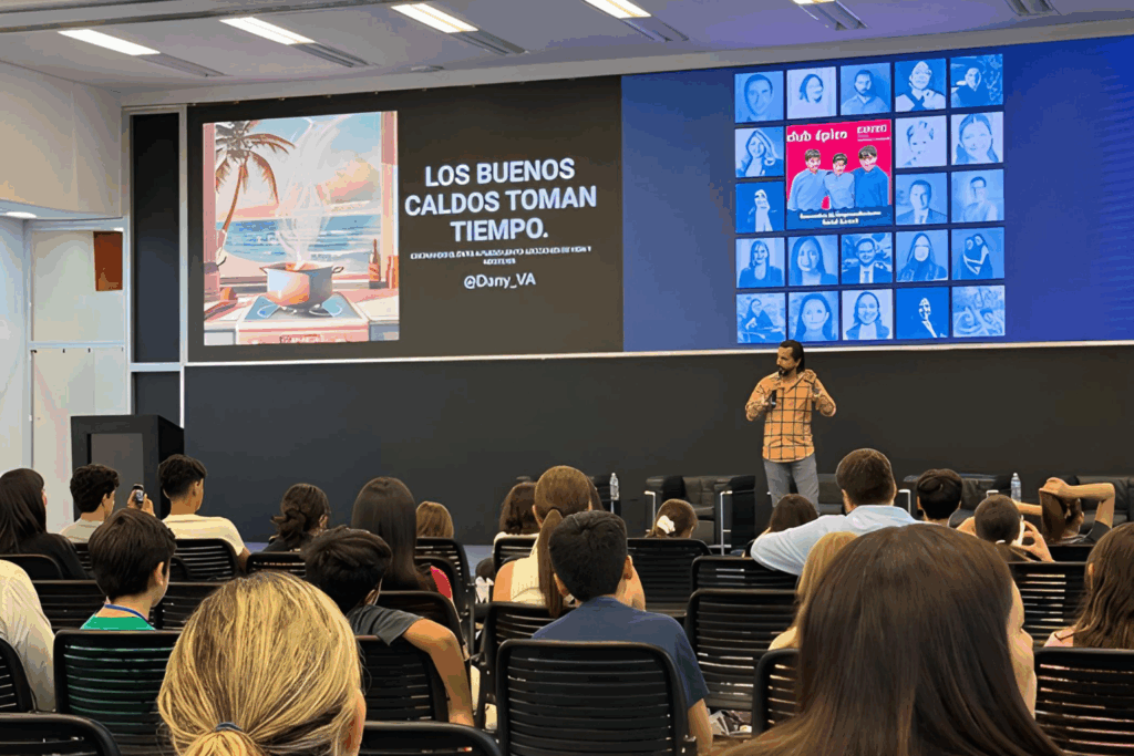 Fotografía de Daniel Villarreal ofreciendo una conferencia ante un público atento, acompañado de una presentación en pantalla con la frase “Los buenos caldos toman tiempo”.