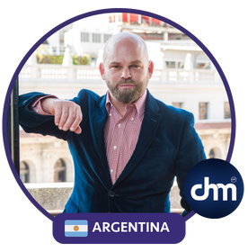 Alejandro Lanuque posando con actitud segura, con fondo urbano y distintivo de Argentina y CHM.