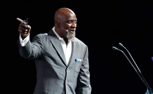 Chris Gardner en una conferencia motivacional.