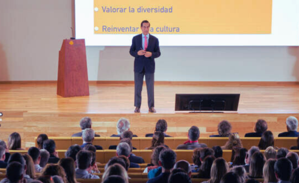 Conferencia de Mario Alonso Puig sobre la importancia de la positividad en los negocios.