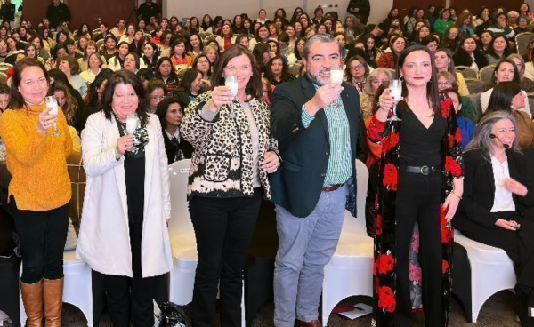 Laura Petraglia hablando en el Seminario de Mujeres Líderes del Sur ante una audiencia de más de mil mujeres.