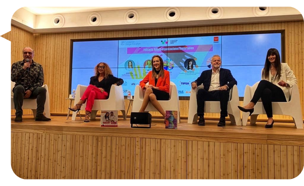 Silvia Escribano en un panel de discusión junto a otros expertos en un evento.