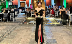 Viridiana Álvarez recibiendo un premio de reconocimiento.