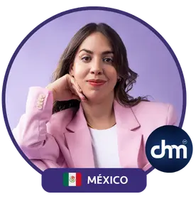 Alejandra Tejeda, conferencista y coach mexicana, representando a México en el evento CHM, con un fondo lila y vestida con un saco rosa.