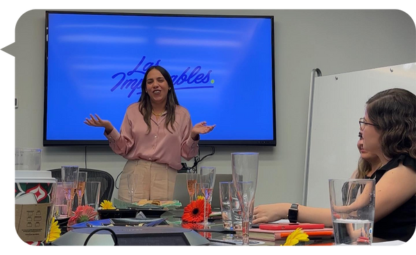 Alejandra Tejeda, fundadora de "Las Imparables", conduciendo una sesión interactiva con un grupo de mujeres, brindando herramientas de empoderamiento y desarrollo personal.