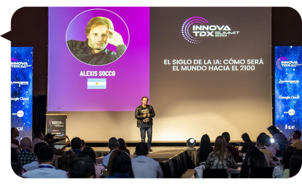 "Alexis Socco en el escenario del Innova TDX Summit 2023, presentando sobre inteligencia artificial y el futuro hacia 2100"