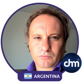 "Alexis Socco, conferencista internacional de Argentina, con marco circular y logo de Digital Marketing"