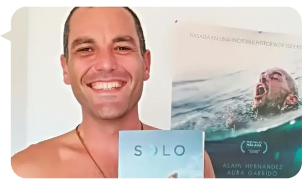 Álvaro Vizcaíno sosteniendo su libro "Solo" y sonriendo.