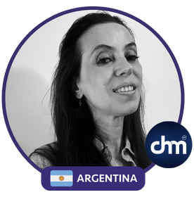 Antonella Galanti, coach ejecutiva de Argentina, con un fondo blanco, logotipo de Charlas Motivacionales Latinoamérica y bandera de Argentina.