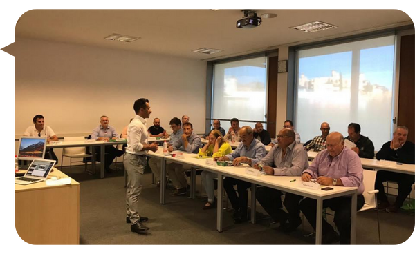 Antonio Jiménez impartiendo una capacitación sobre ventas y productividad a un grupo de profesionales en un salón de conferencias.